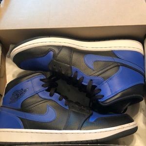 Jordan 1 mid ‘Hyper Royal’